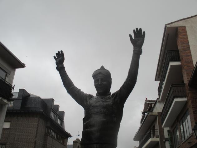 Foto: Monumento al esquiador Paquito Fernández Ochoa - Cercedilla (Madrid), España