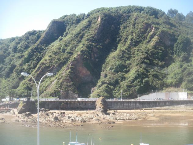 Foto: Playa y montaña juntos un atractivo más de la localidad - Candás (Asturias), España