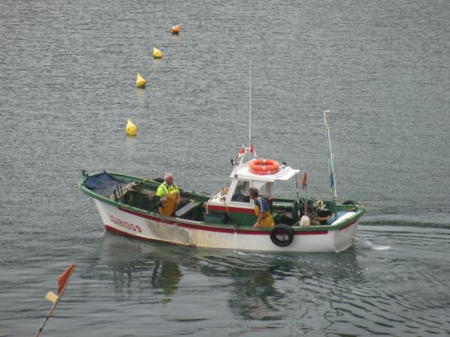 Foto: Barca pesquera saliendo a navegar - Candás (Asturias), España