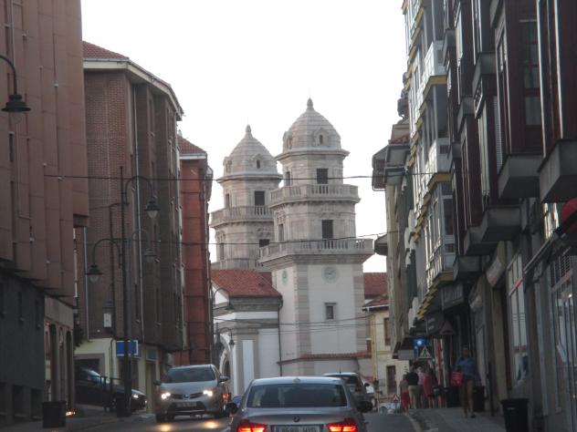 Foto: Calle en el centro que llega hasta la iglesia de San Félix - Candás (Asturias), España
