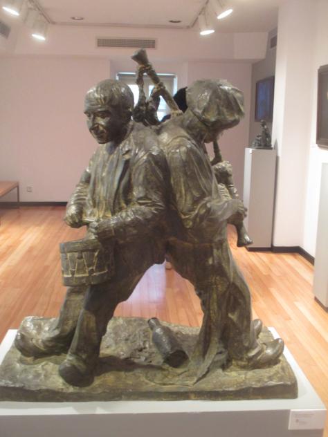 Foto: Escultura de Antón titulada El fin de la romería - Candás (Asturias), España