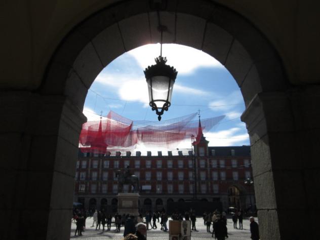 Foto: Bella escultura flotante vista desde uno de los arcos de la Plaza Mayor - Madrid (Comunidad de Madrid), España