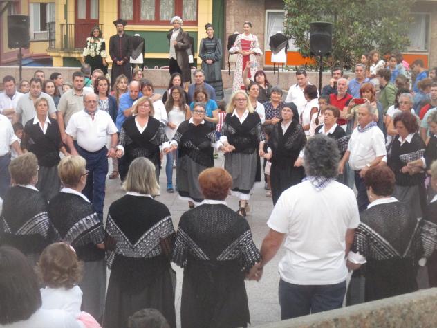 Foto: Cantando el himno de Asturias - Candás (Asturias), España
