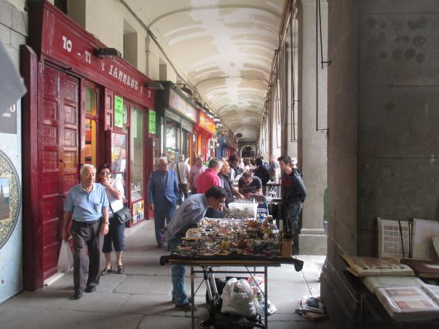 Foto: Mercado filatélico y numísmatico en los soportales de la Plaza Mayor - Madrid (Comunidad de Madrid), España