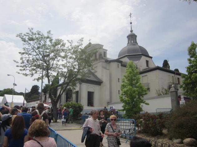 Foto: Cola para entrar a la ermita el día de San Isidro - Madrid (Comunidad de Madrid), España