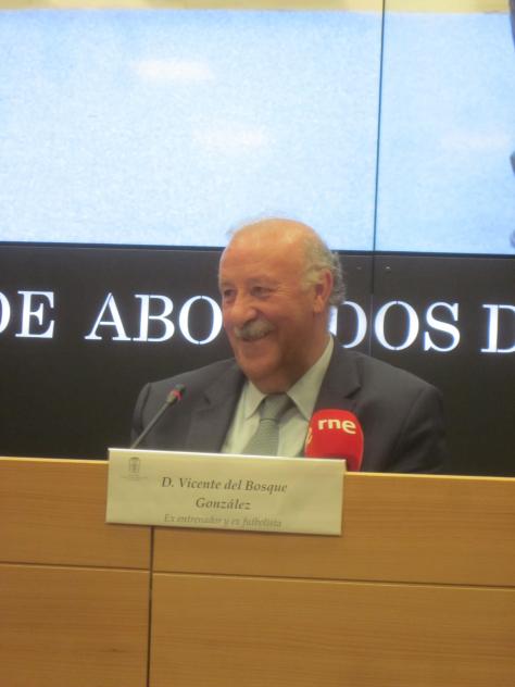Foto: Vicente del Bosque dando una conferencia en el Colegio de Abogados - Madrid (Comunidad de Madrid), España