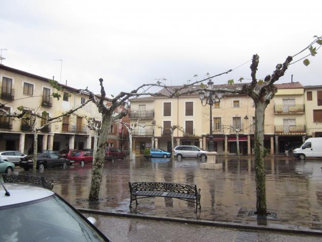 Foto: Plaza Mayor bajo la lluvia - Móndejar (Guadalajara), España