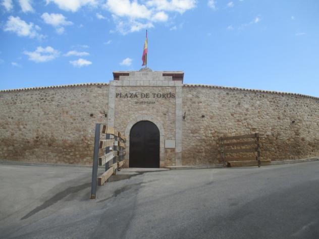 Foto: Exterior de la plaza de toros construida con piedras - Móndejar (Guadalajara), España