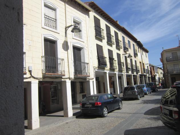 Foto: Calle con soportales en la plaza Mayor - Móndejar (Guadalajara), España