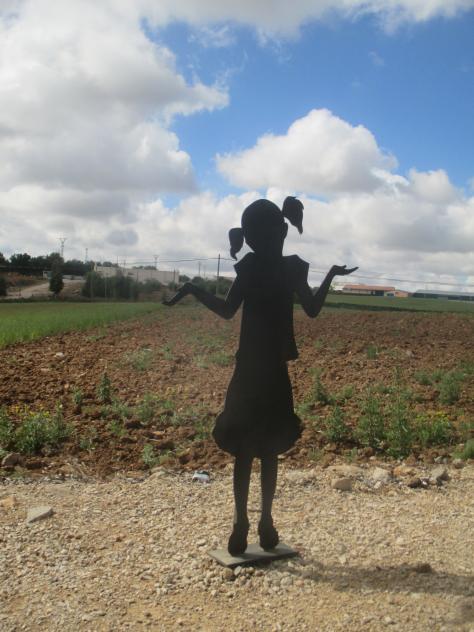 Foto: Bonita silueta metálica de una niña - Móndejar (Guadalajara), España