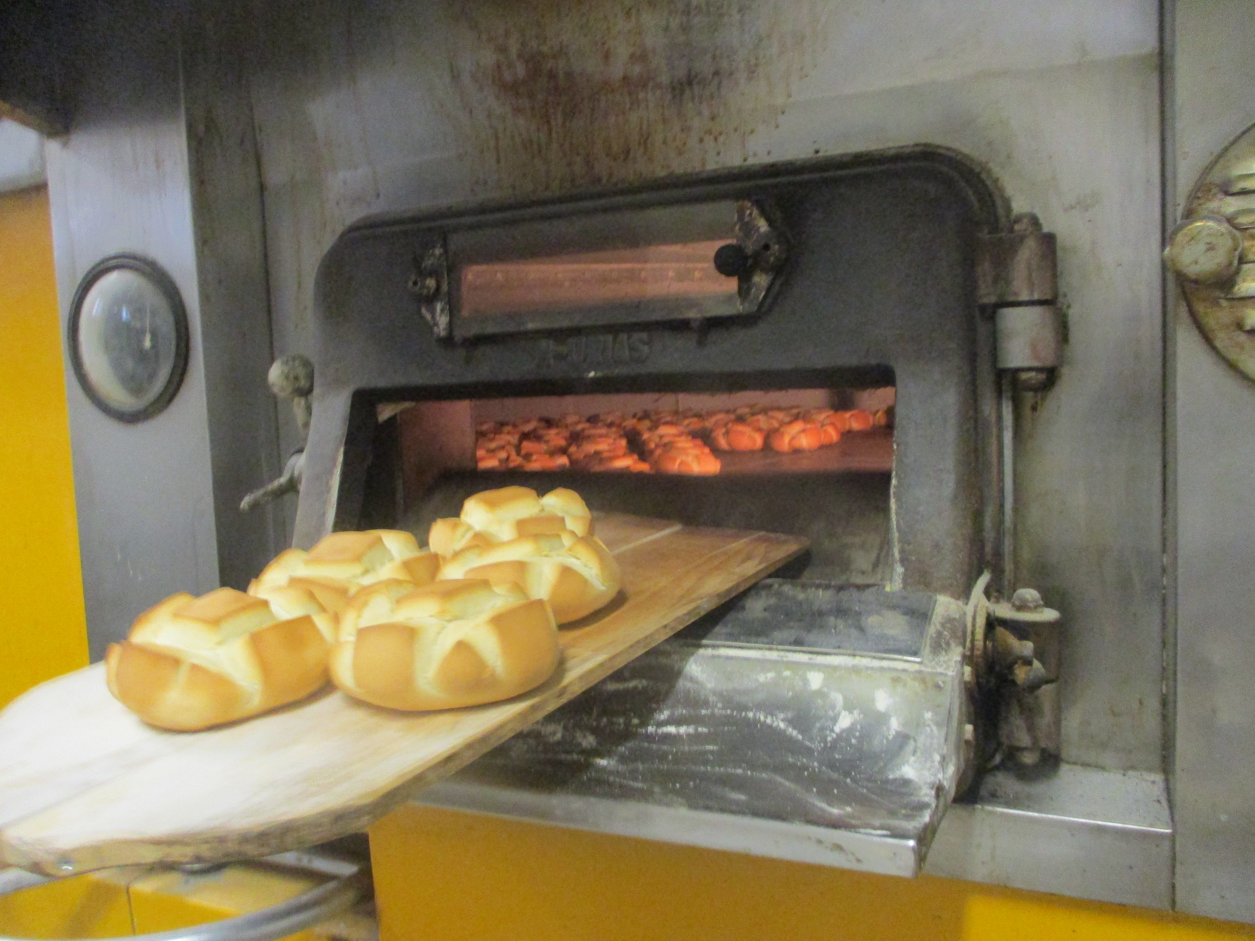 Foto: Sacando el pan del horno en la Tahona - Almoguera (Guadalajara), España