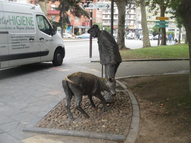 Foto: Escultura llamada - Áviles (Asturias), España