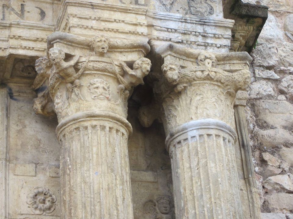 Foto: Capiteles de las columnas de la iglesia - Mondéjar (Guadalajara), España