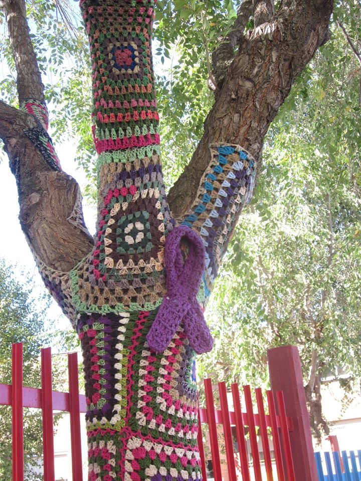 Foto: Árbol vestido contra la violencia de género - Mondéjar (Guadalajara), España