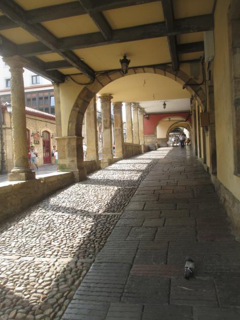 Foto: Los bellos arcos de la calle Galiana - Áviles (Asturias), España