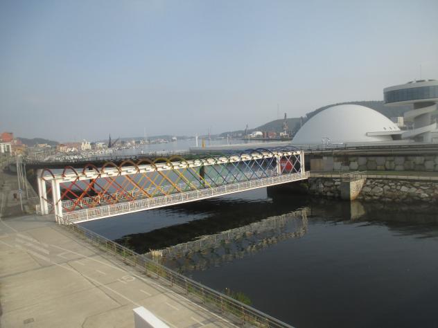 Foto: Pasarela de acceso peatonal al Centro Niemeyer - Áviles (Asturias), España