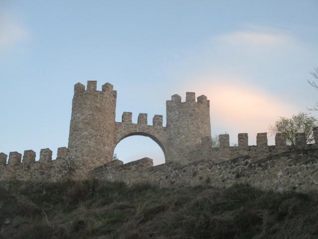 Foto: Arco de acceso al parque del Castillo - Almoguera (Guadalajara), España