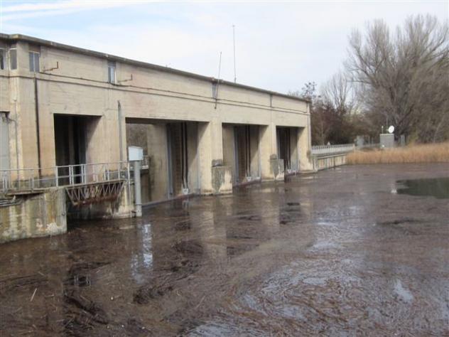 Foto: La presa que regula las aguas del embalse - Almoguera (Guadalajara), España