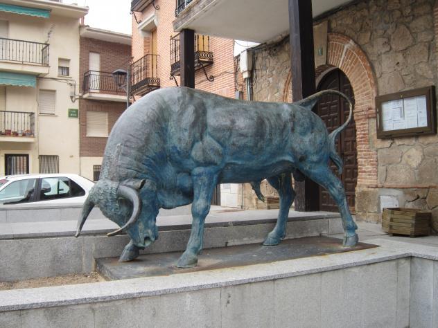 Foto: Toro de bronce delante del ayuntamiento - Almoguera (Guadalajara), España
