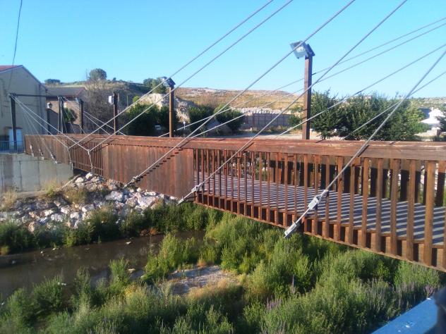 Foto: Pasarela de madera sobre un arroyo - Almoguera (Guadalajara), España