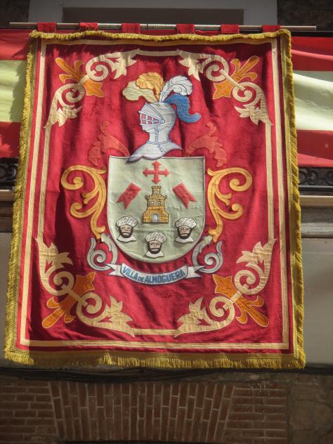 Foto: Escudo de la localidad colgando de un balcón del ayuntamiento - Almoguera (Guadalajara), España