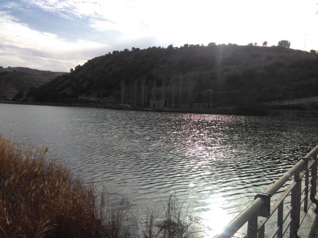 Foto: Ahuas del embalse vistas desde la presa - Almoguera (Guadalajara), España