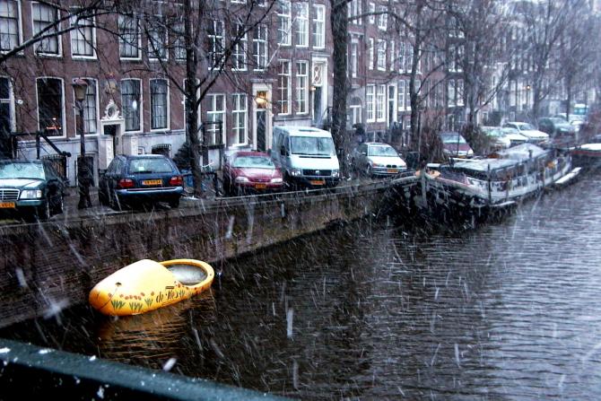 Foto: Barca en forma de zueco en un canal bajo la nieve - Amsterdam (North Holland), Países Bajos