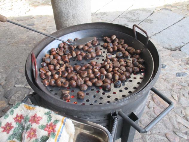 Foto: Venta de castañas asadas en la Plaza Mayor - La Alberca (Salamanca), España