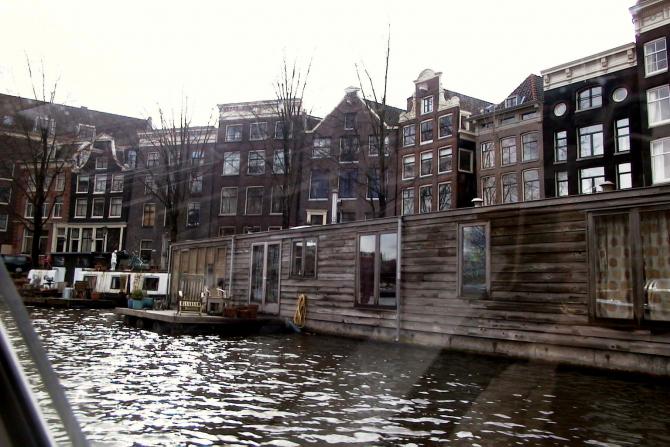 Foto: Casas flotantes en un canal - Amsterdam (North Holland), Países Bajos