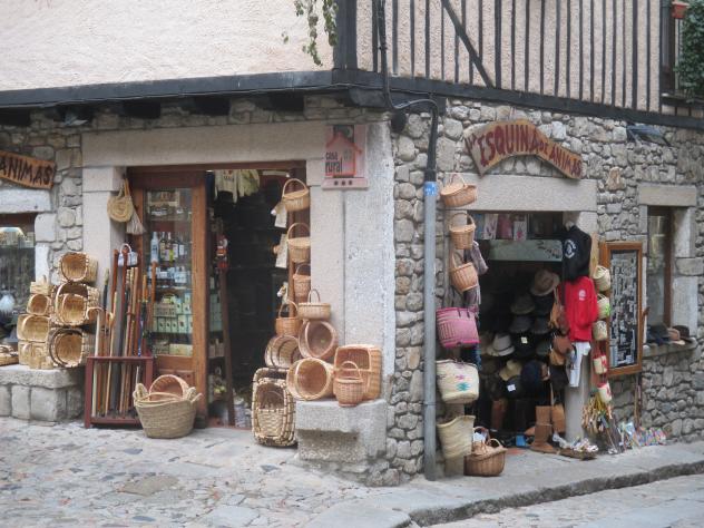 Foto: Comercio de cestería tradicional - La Alberca (Salamanca), España