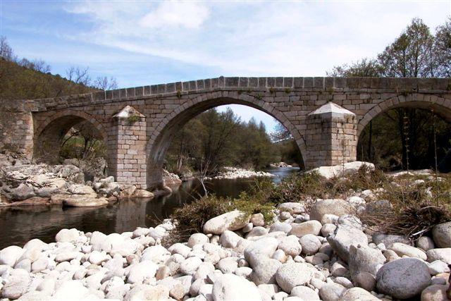 Foto: El puente viejo - El Barco (Ávila), España
