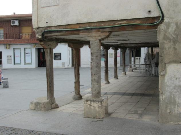 Foto: Calle con pórticos en la plaza de España - Torrejón de Velasco (Madrid), España
