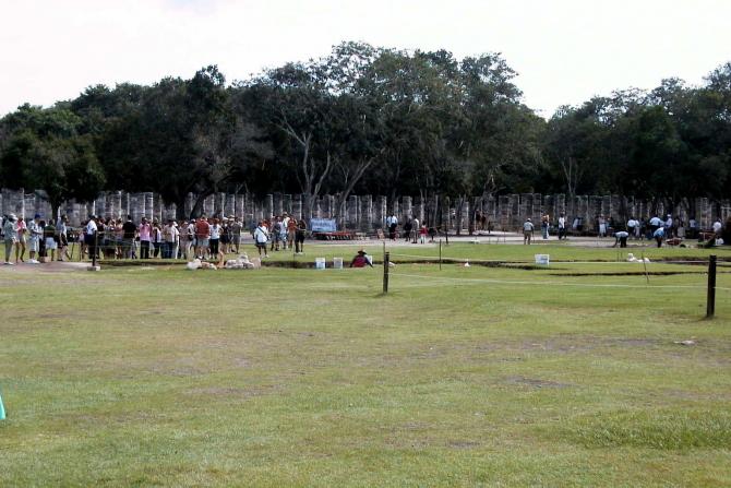 Foto: Visitantes en la explanada de la gran zona arqueológica Maya - Chichén-Itzá (Yucatán), México