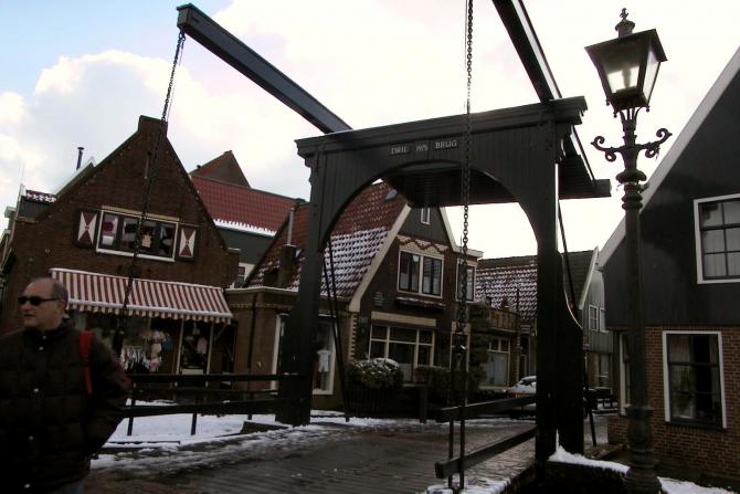 Foto: Puente sobre un canal - Volendam (North Holland), Países Bajos
