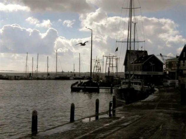 Foto: El puerto un día que amenazaba tormenta - Volendam (North Holland), Países Bajos