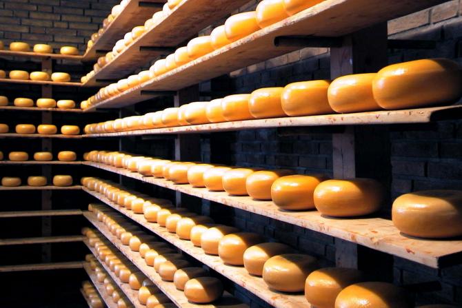 Foto: Quesos almacenados para su curación - Volendam (North Holland), Países Bajos