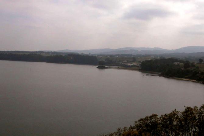 Foto: La ría que separa a las comunidades autónomas de Asturias y Galicia - Castropol (Asturias), España