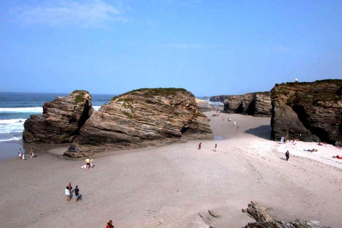 Foto: Para visitar la playa de las Catedrales hay que hacerlo durante la marea baja - Ribadeo (Lugo), España