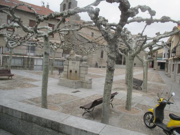 Foto: Fuente en la plaza del León - Los Molinos (Madrid), España