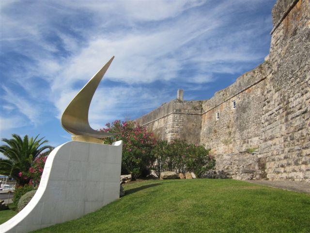 Foto: Moderna escultura en el exterior de la fortaleza - Cascais (Lisbon), Portugal