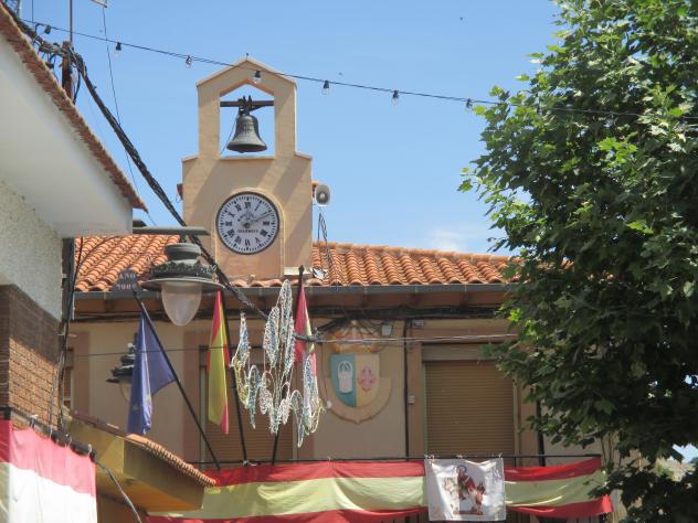 Foto: Ayuntamiento engalanado durante las fiestas - Pozo de Almoguera (Guadalajara), España
