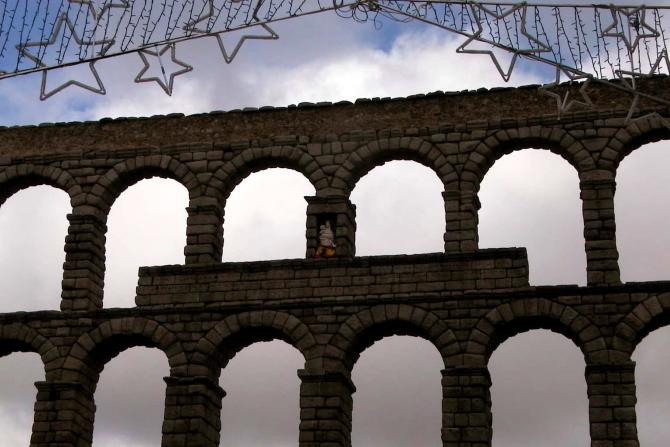 Foto: Adornos navideños junto al acueducto - Segovia (Castilla y León), España