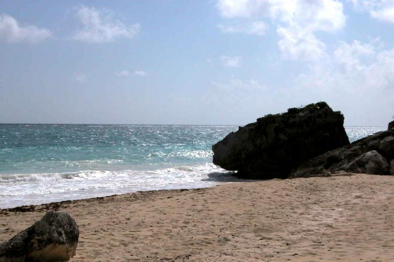 Foto: Bella playa del Caribe bajo la impresionante zona arqueológica - Tulum (Quintana Roo), México