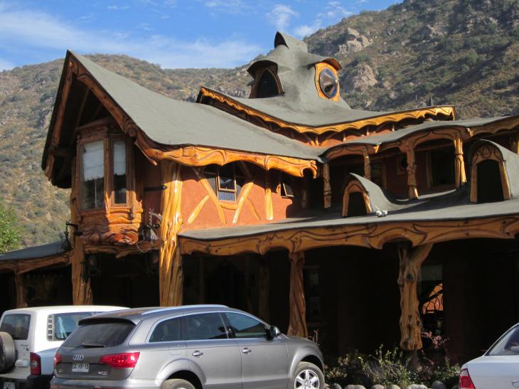 Foto: Original edificio de uno de los bonitos restaurants de la zona - San José de Maipo (Región Metropolitana), Chile