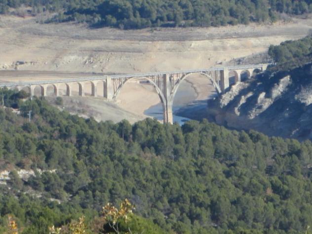 Foto: Enorme viaducto contemplado desde el Mirador - Alocén (Guadalajara), España
