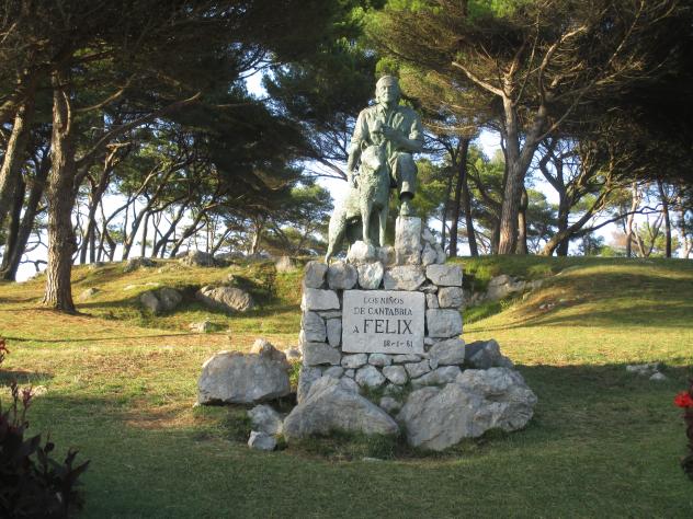 Foto: Monumento a Félix Rodríguez de la Fuente en los jardines de la Magdalena - Santander (Cantabria), España