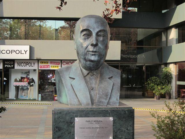 Foto: Busto del poeta Pablo Neruda ganador del Premio Nobel de Literatura - Santiago (Región Metropolitana), Chile