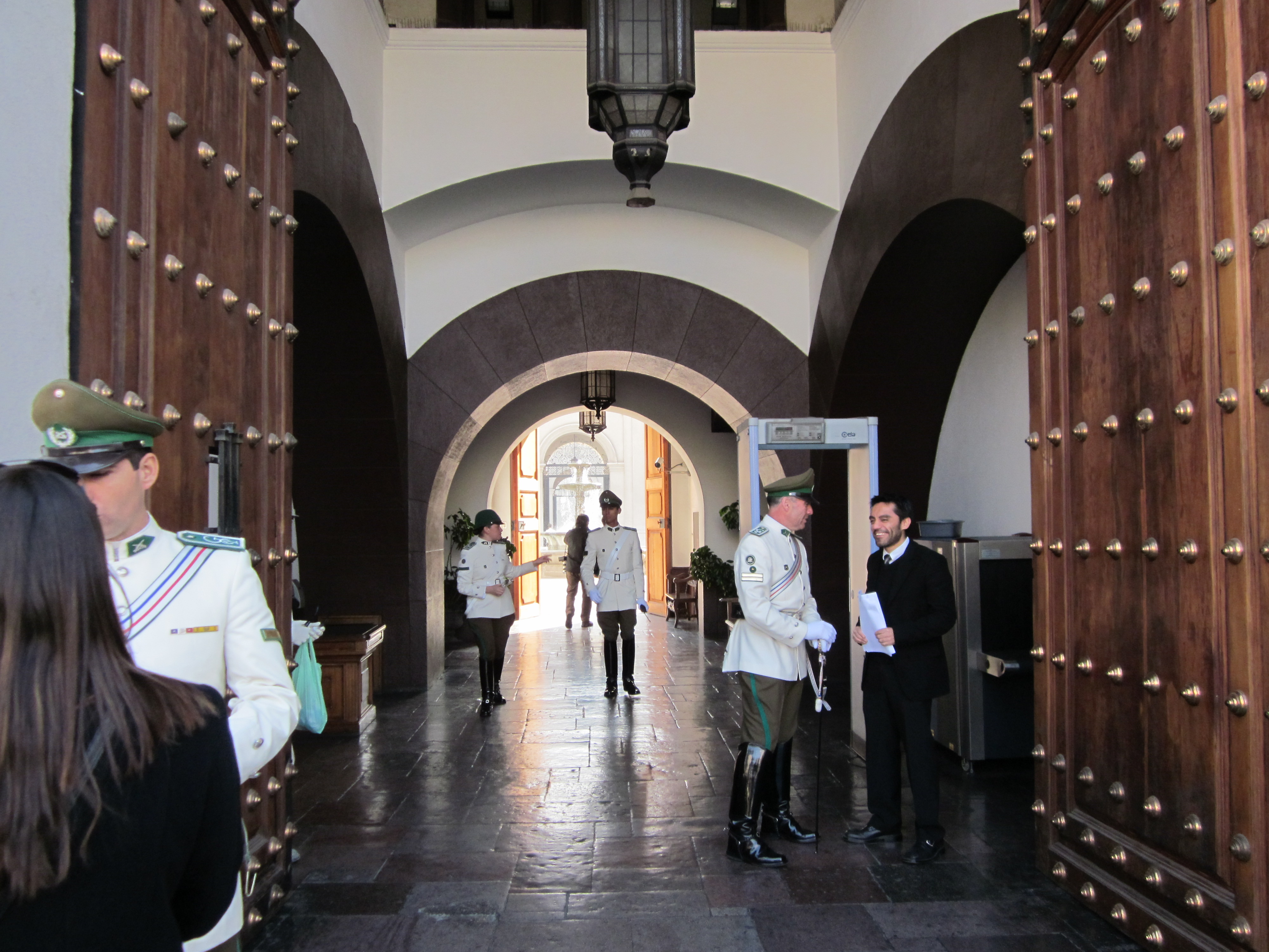 Foto: Carabineros a la entrada del Palacio de la Moneda - Santiago (Región Metropolitana), Chile