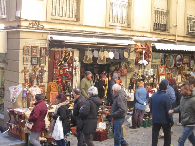 Foto: El típico Rastro infaltable a su cita con la ciudad los domingos por la mañana - Madrid (Comunidad de Madrid), España
