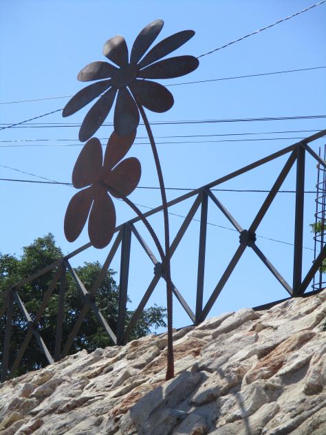 Foto: Flores de metal decorando un muro de piedra - Móndejar (Guadalajara), España